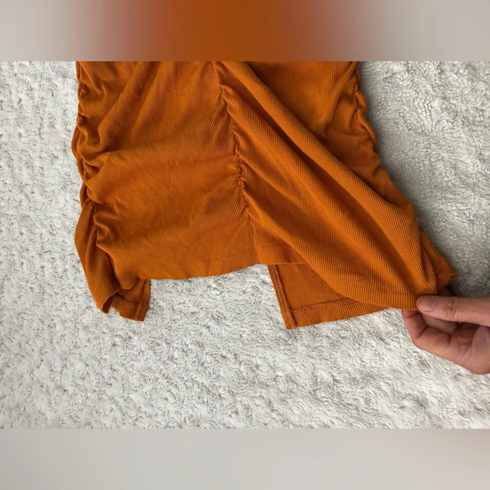 NWOT- WALTER BAKER Kody Ruched Midi Skirt In Rust